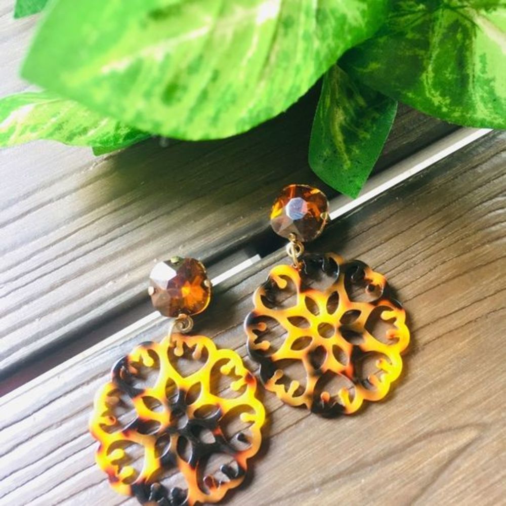 NEW!! Lacey Tortoise‎ Shell Medallion Earrings